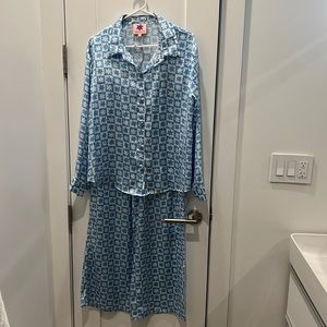 blue daisy silk pajama set, lisa says gah L